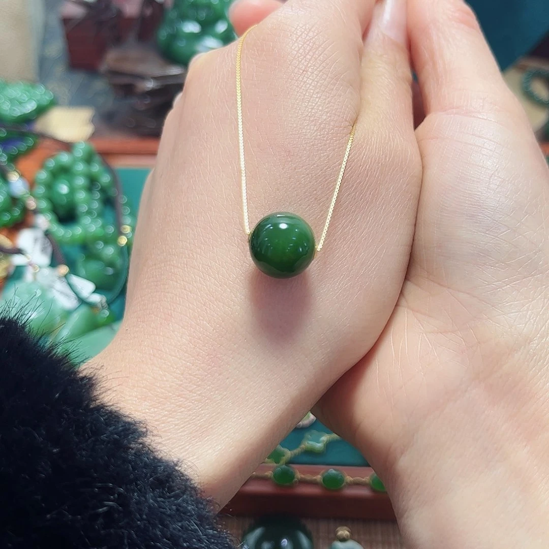 和田玉吊坠18K金镶嵌