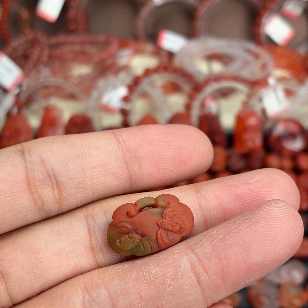 南红玛瑙未镶嵌颈饰如意锁