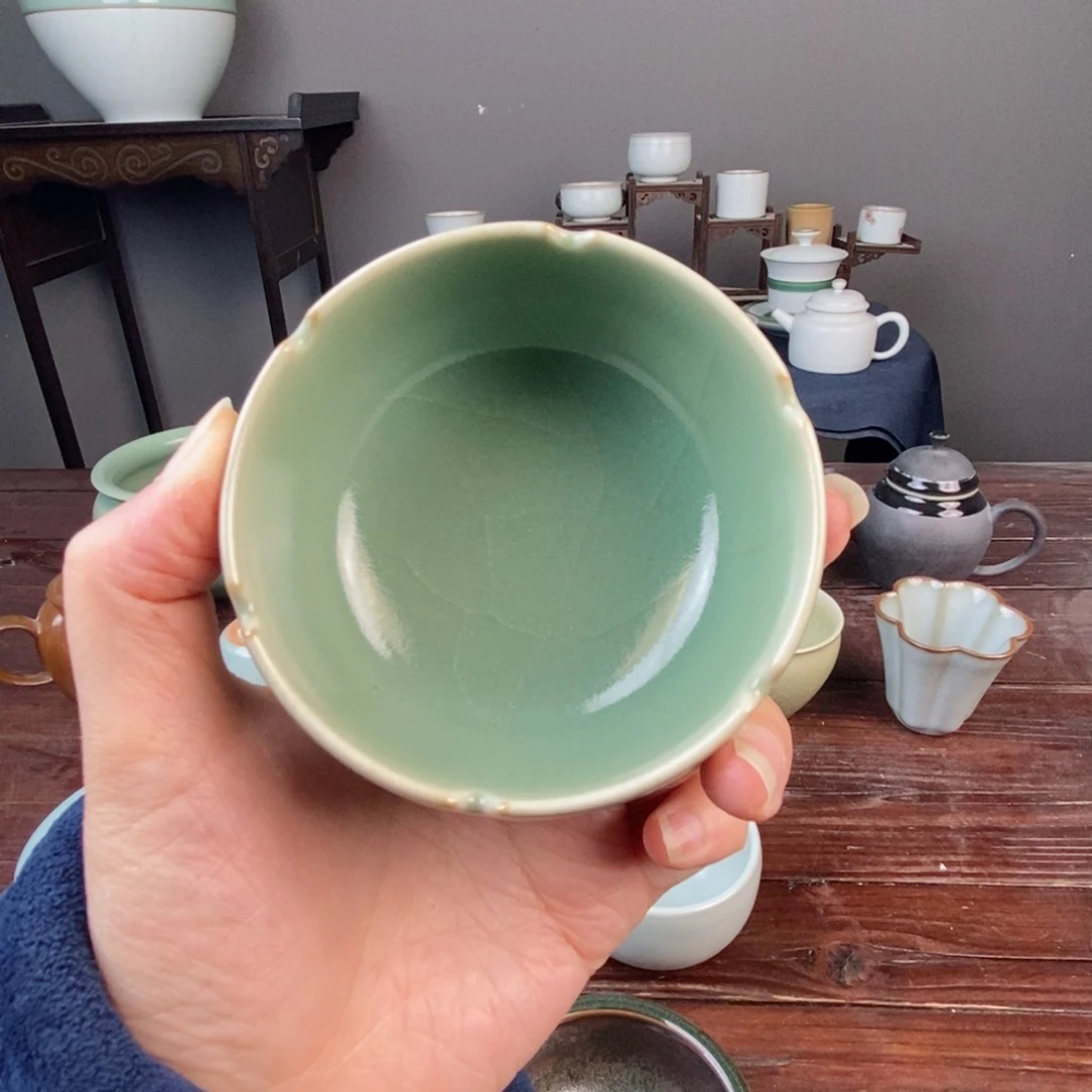 朱砂胎梅子青开片 花口杯