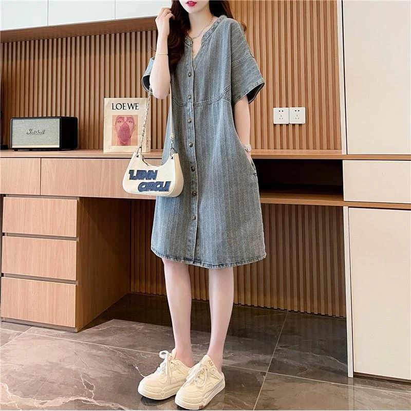 洋气女装港风复古V领宽松大码牛仔连衣裙女2025夏季新款设计感洋