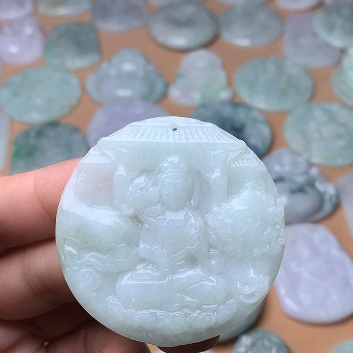 翡翠未镶嵌颈饰文殊