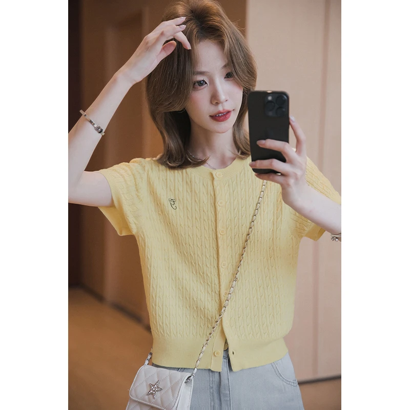 小谷粒贝尔针织短袖女款2025新款高弹绣花麻花肌理时尚学院风上衣