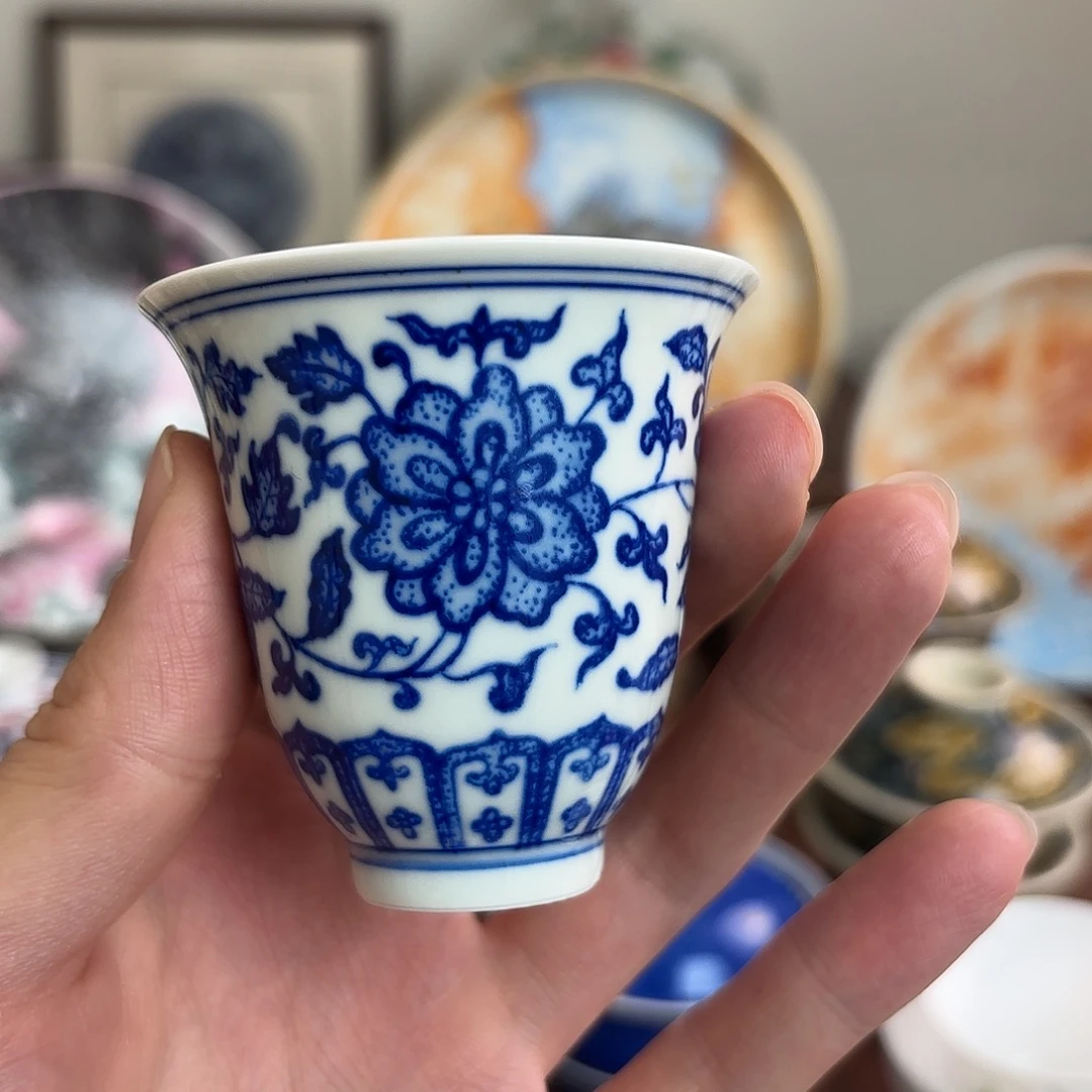 青花缠枝莲手绘杯子