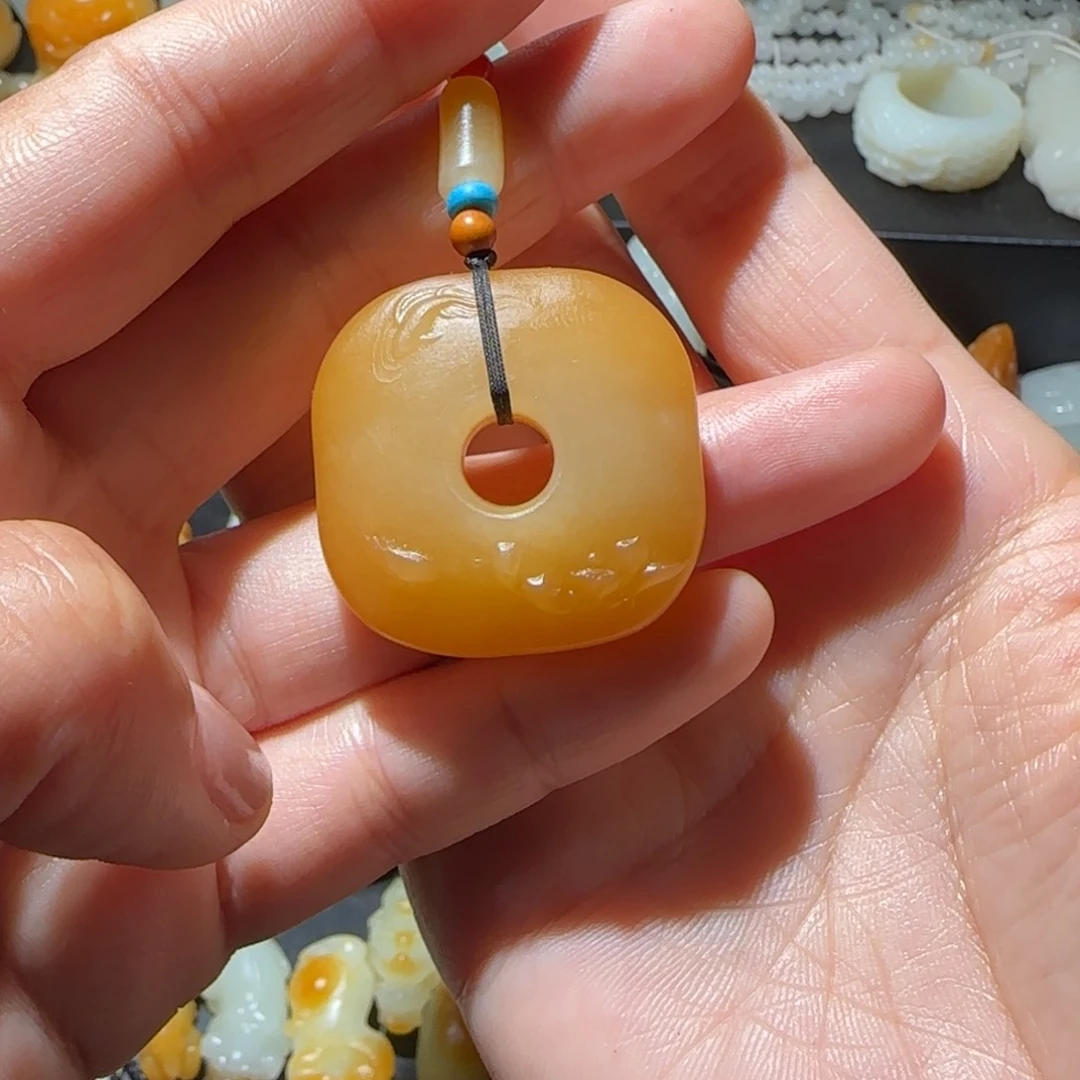 和田玉未镶嵌颈饰山*情