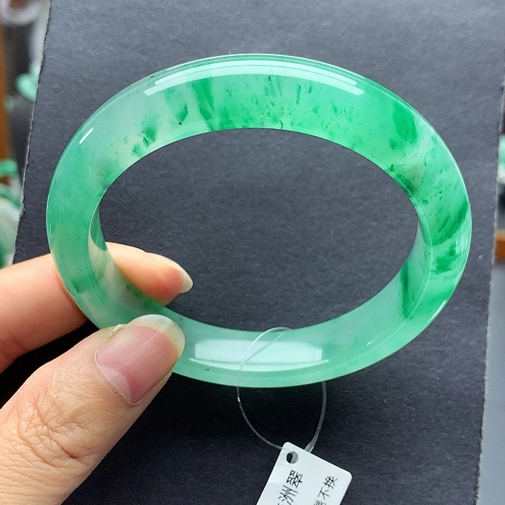 小***房石英质玉未镶嵌手镯