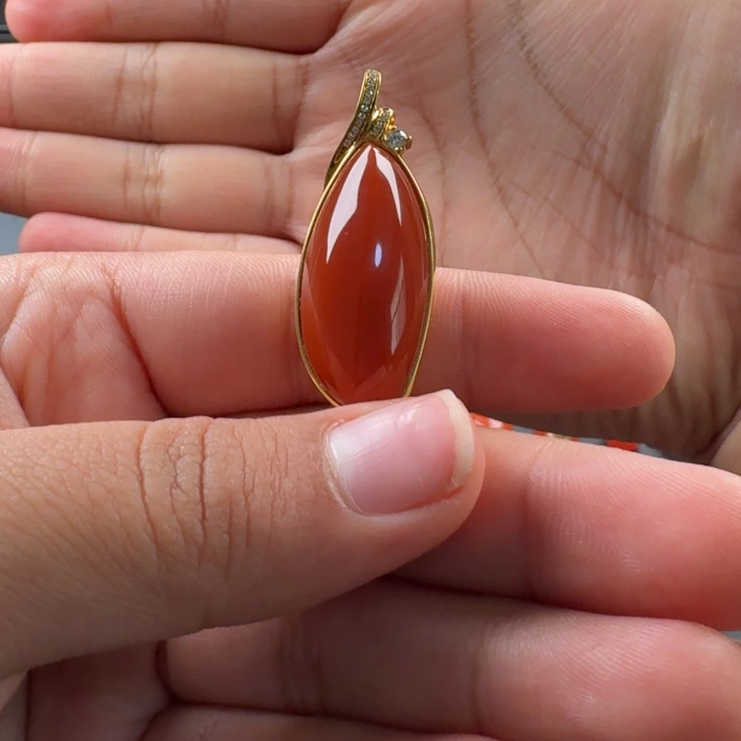 南红玛瑙18K金镶嵌马眼吊坠39.4*15mm