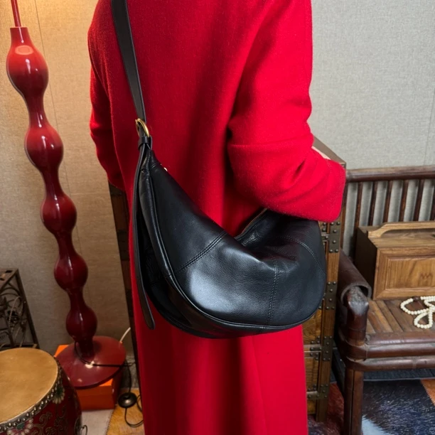 新款头层植鞣牛皮小众韩版牛角包腋下包单肩斜挎包69629