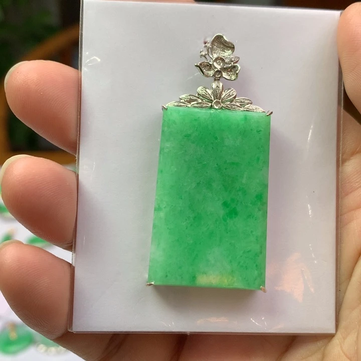 翡翠18K金镶嵌颈饰翡翠吊坠