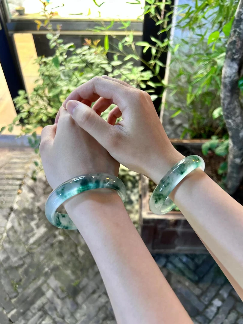 高冰透飘蓝花女款精美百搭妈妈正圈手镯多样化发