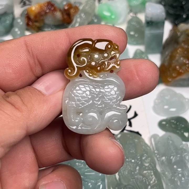 翡翠未镶嵌颈饰麒麟