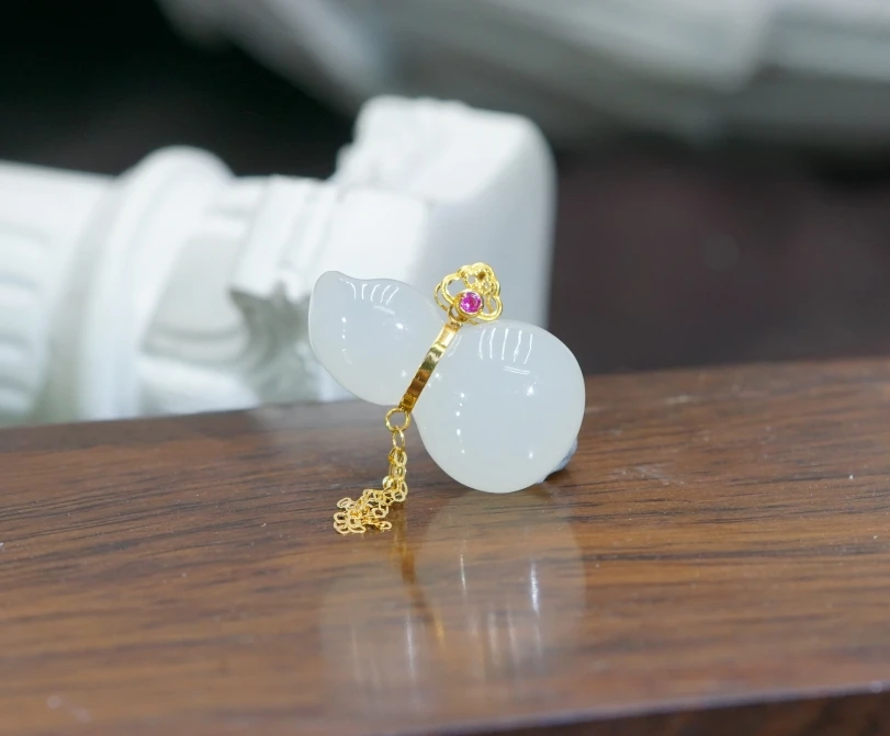 18K和田玉葫芦吊坠 T011302