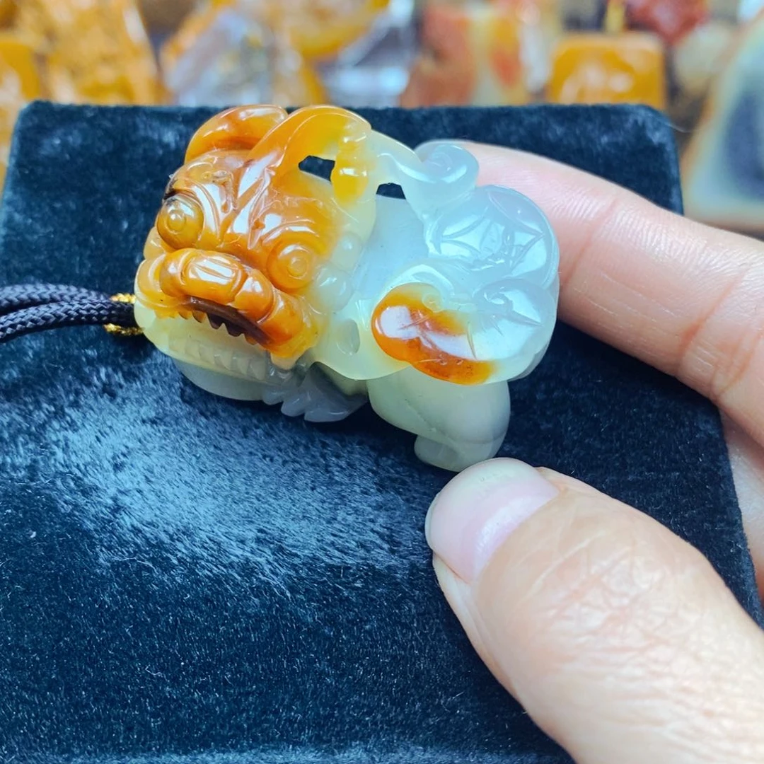 未镶嵌石英质玉（黄龙玉）颈饰