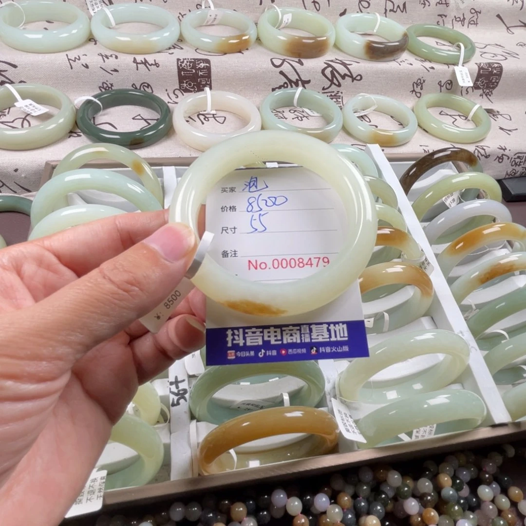 和田玉手镯未镶嵌泡**