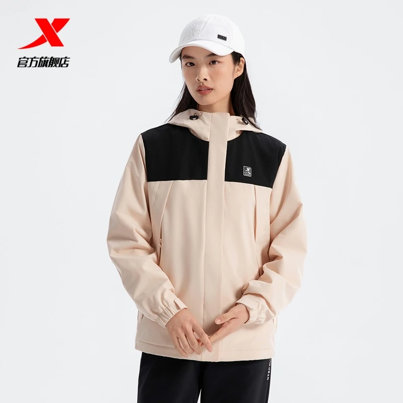 特步运动风衣女装三防科技户外运动冲锋衣秋冬女子连帽保暖外套