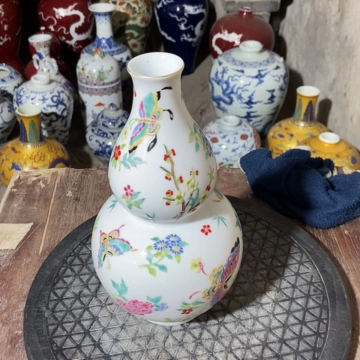 执***着直播间的时实画面