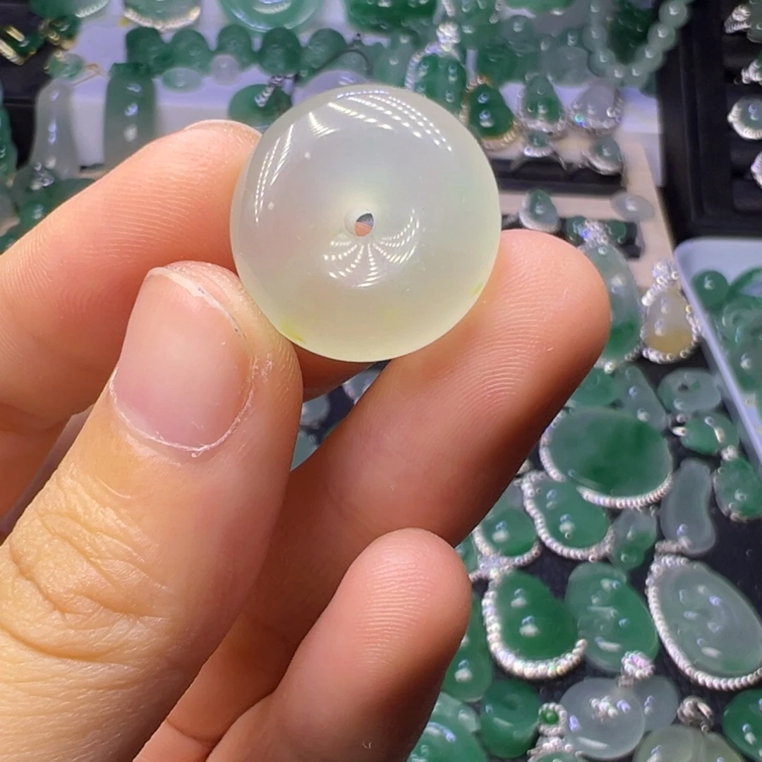 石英质玉（非洲翠）未镶嵌颈饰