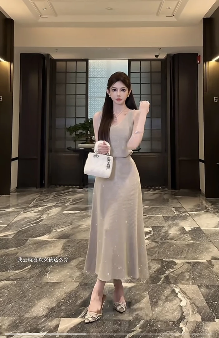 粉红PINK丨“嫩模私服”设计感时尚轻奢闪闪上衣+半裙LWJ25B2TZ1520