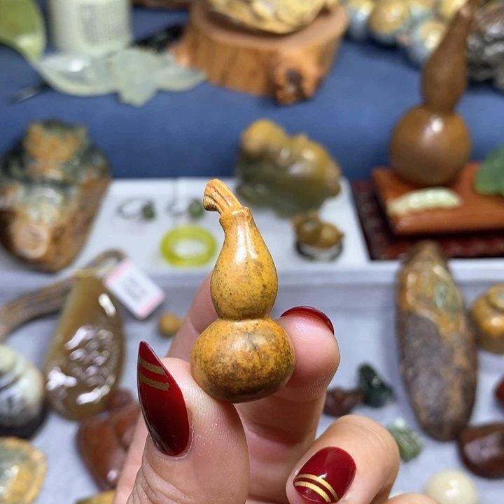 岫岩河磨玉（透闪石质玉）葫芦未镶嵌