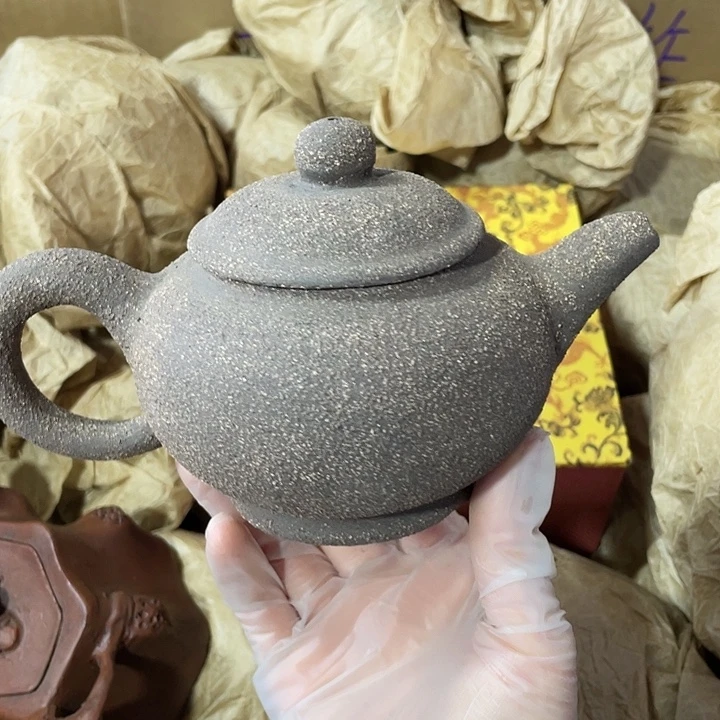 茶壶紫砂原矿泥料，手工制作一把紫砂壶。