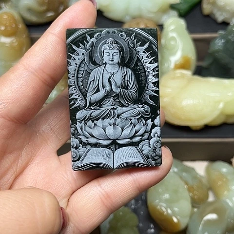 颈饰未镶嵌和田玉龍**人