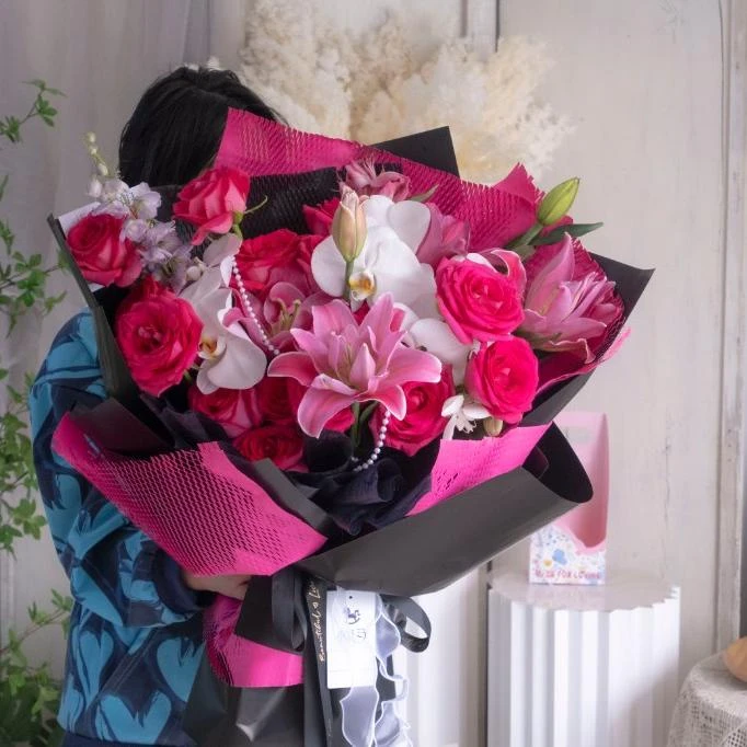 【与君语】11朵弗洛伊德玫瑰搭配2支重瓣百合5朵蝴蝶兰混搭