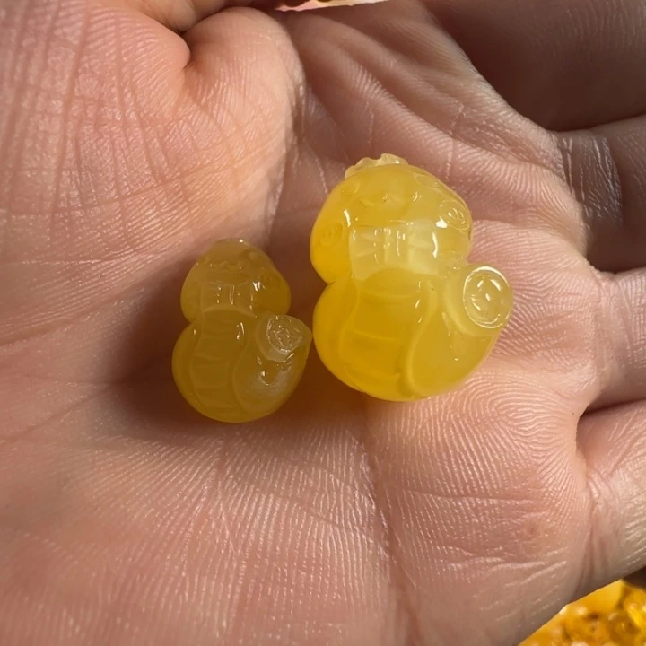 蜜蜡颈饰未镶嵌J*e蜜蜡鸡油黄蛇蛇吊坠微瑕漏（打孔不退换）