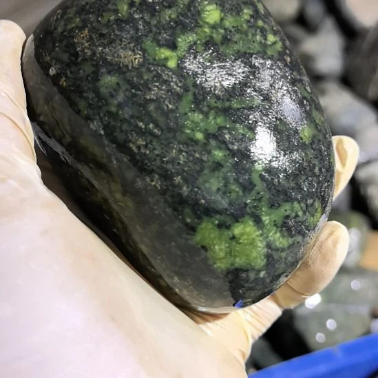随***舞藏玉药王石原石一个摆件