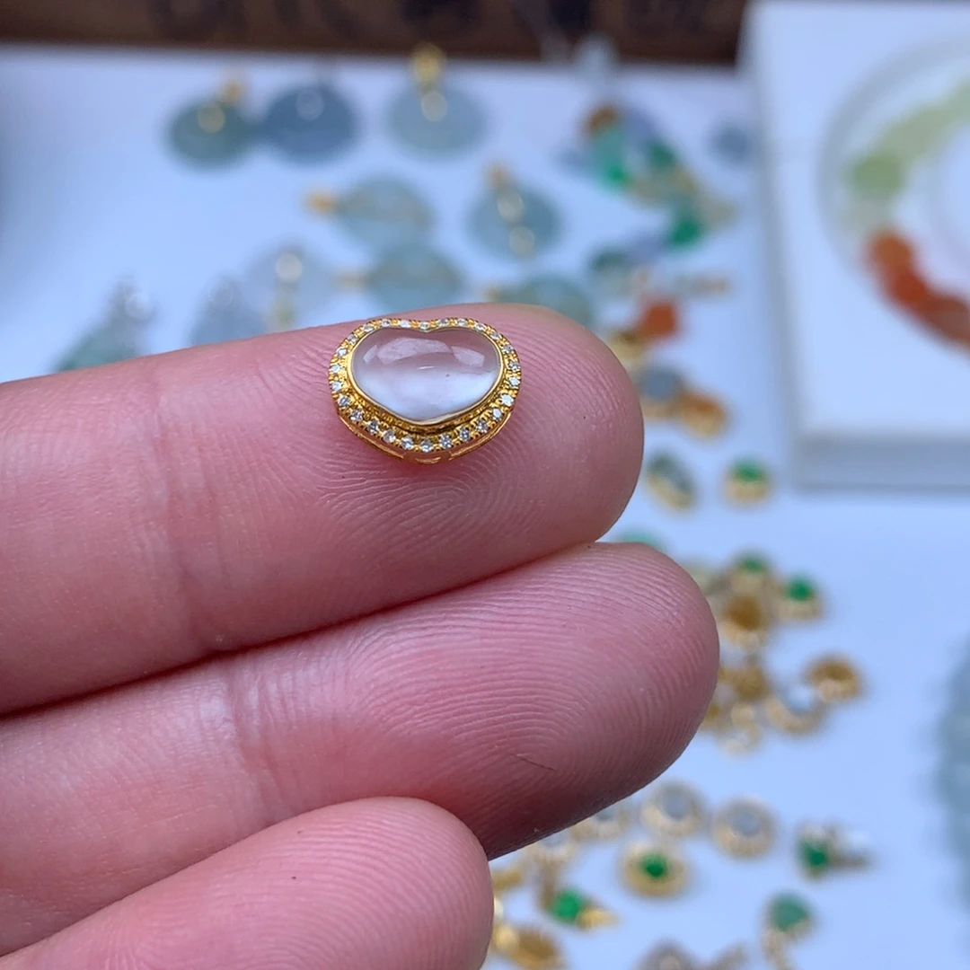 翡翠18K金镶嵌颈饰爱心