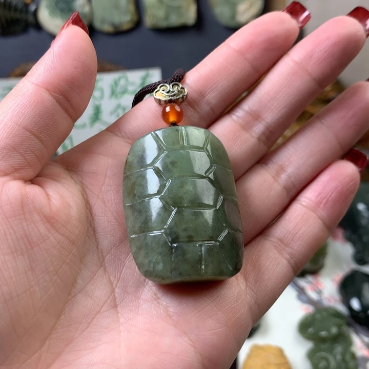 透闪石质玉挂件未镶嵌