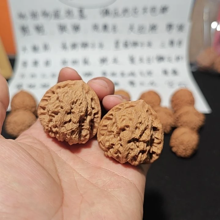 核桃把件微瑕疵41尺寸梨木台翻天印