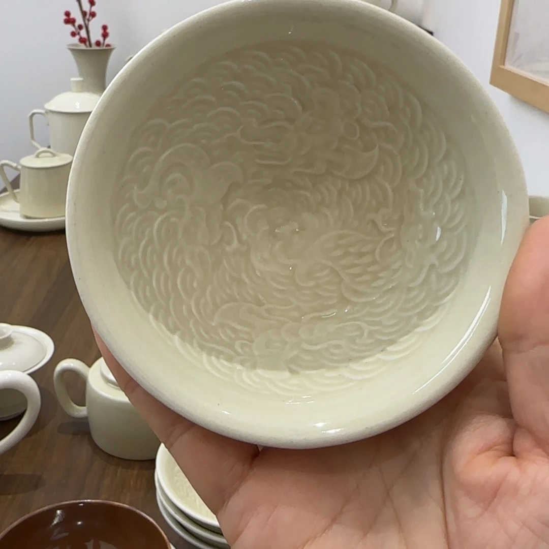 微瑕 仿古草木灰色 印花盏 鱼化龙