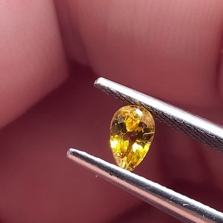 蓝宝石裸石金丝雀