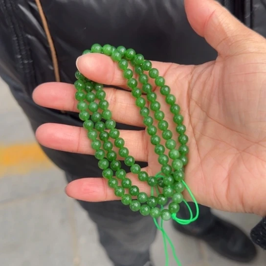 和田玉颈饰未镶嵌俄罗斯卡6的108辣阳绿，小点