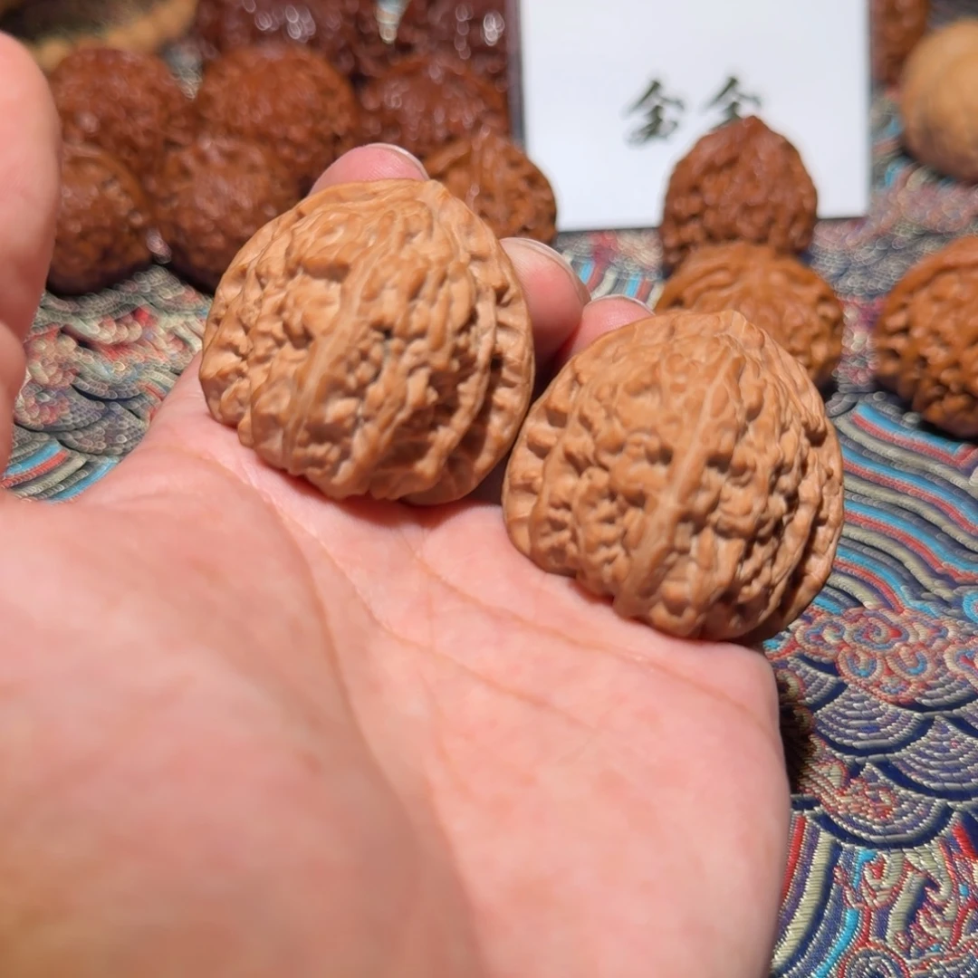 把件核桃1115三角白，尺寸41 39 37