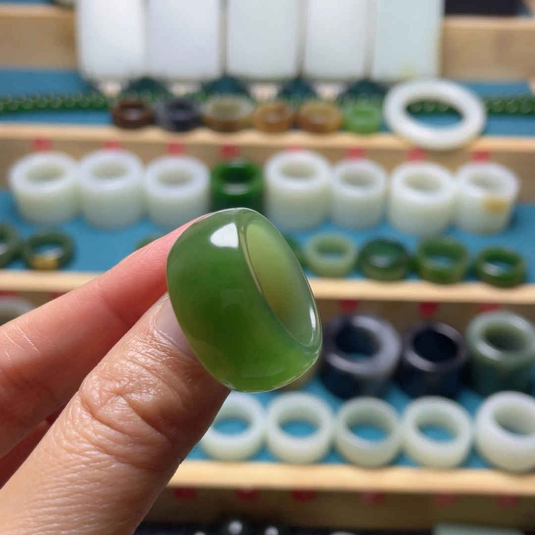 人***牛和田玉未镶嵌戒指