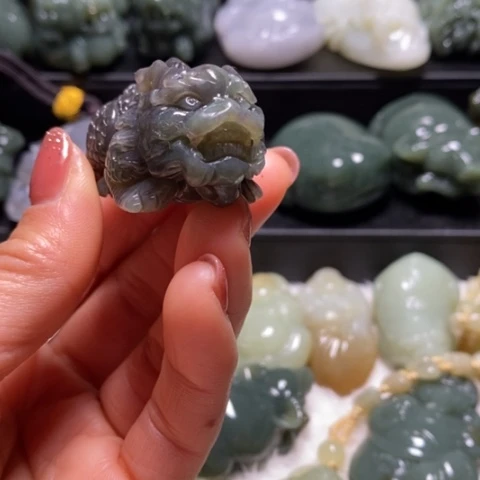 颈饰未镶嵌和田玉（糖玉）