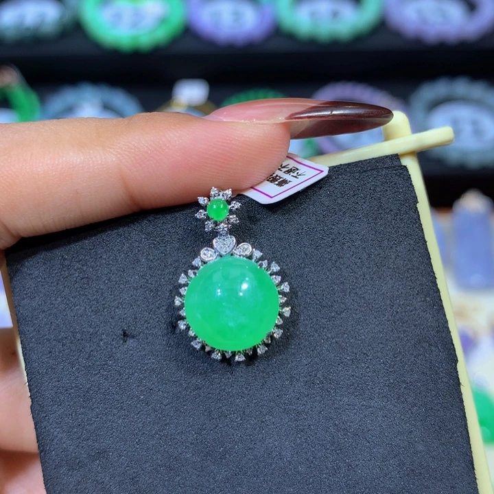 翡翠18K金镶嵌颈饰