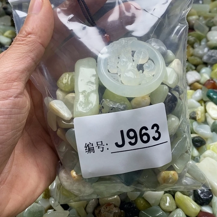 蛇纹石玉鱼缸石未镶嵌