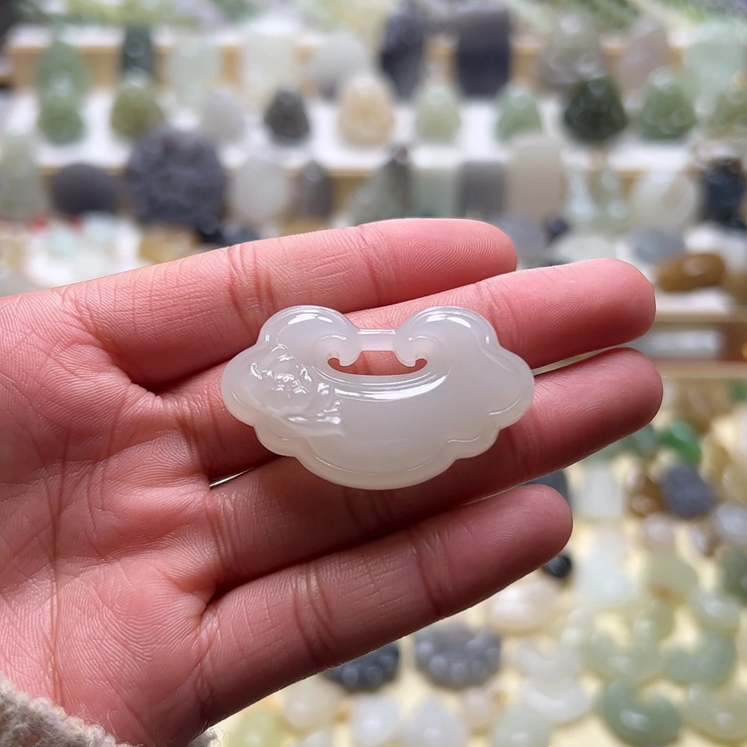 和田玉吊坠(赠链)未镶嵌等*?