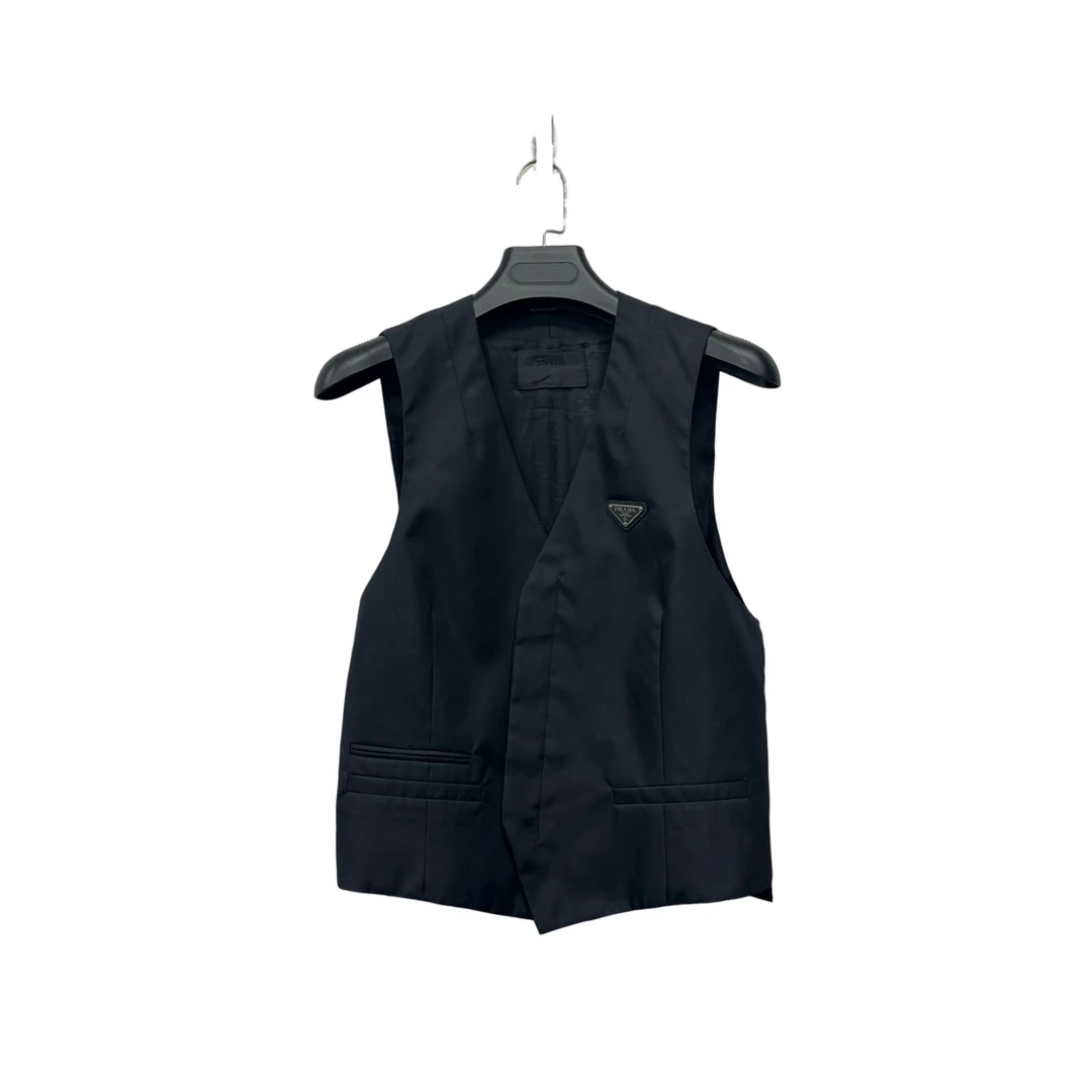 99新 Prada/普拉达 黑色铁牌三角标背心 50码/无配件