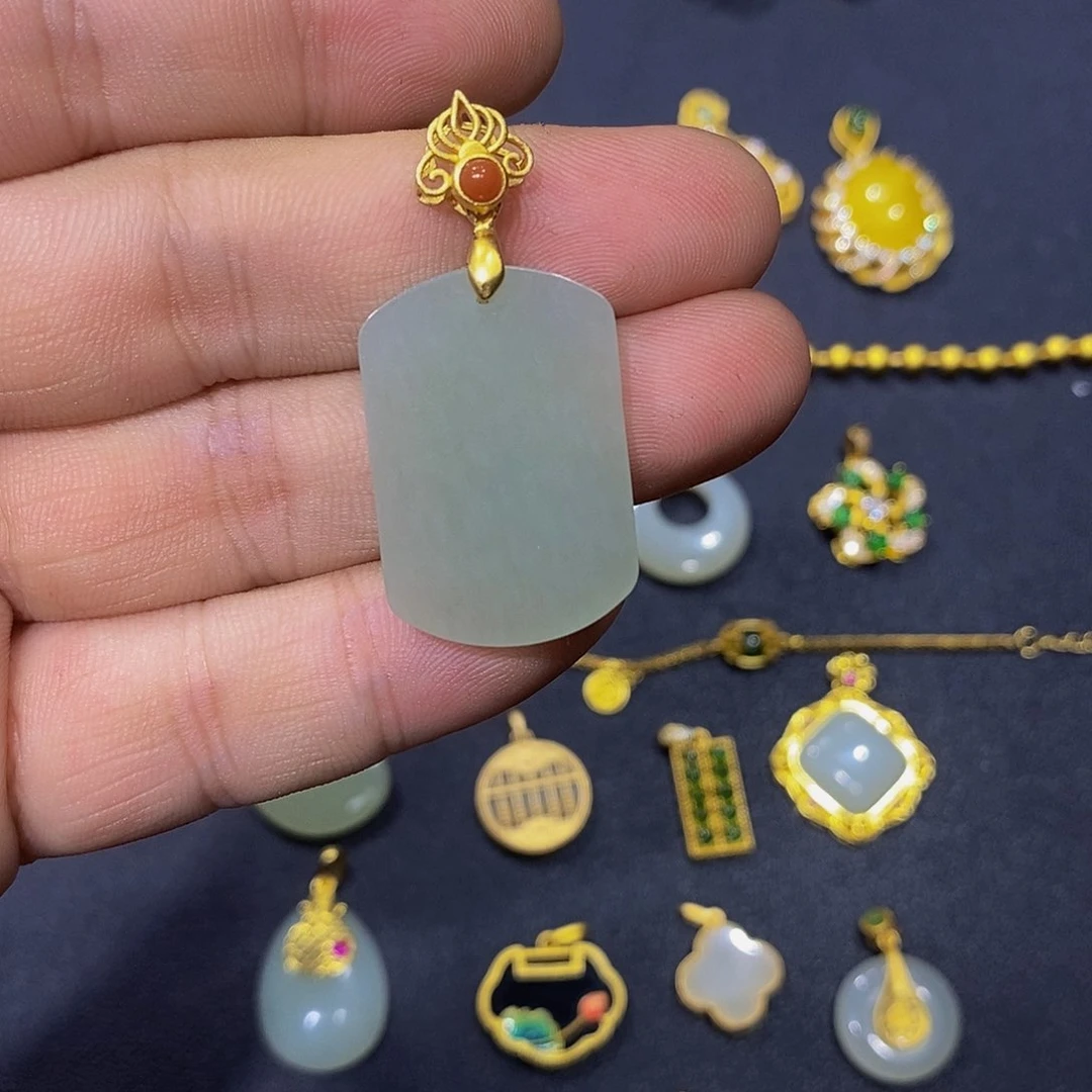 和田玉银S925镀金镶嵌颈饰梅*