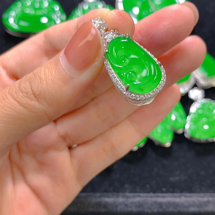 翡翠银S925镶嵌颈饰一个