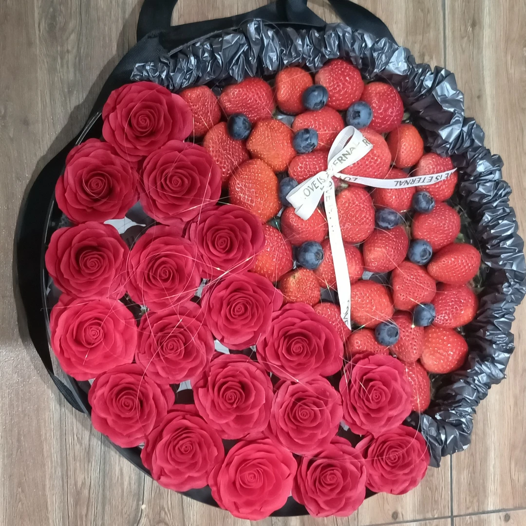 情人节  缤纷牛奶草莓礼盒（大号鲜花款，18支永生花）