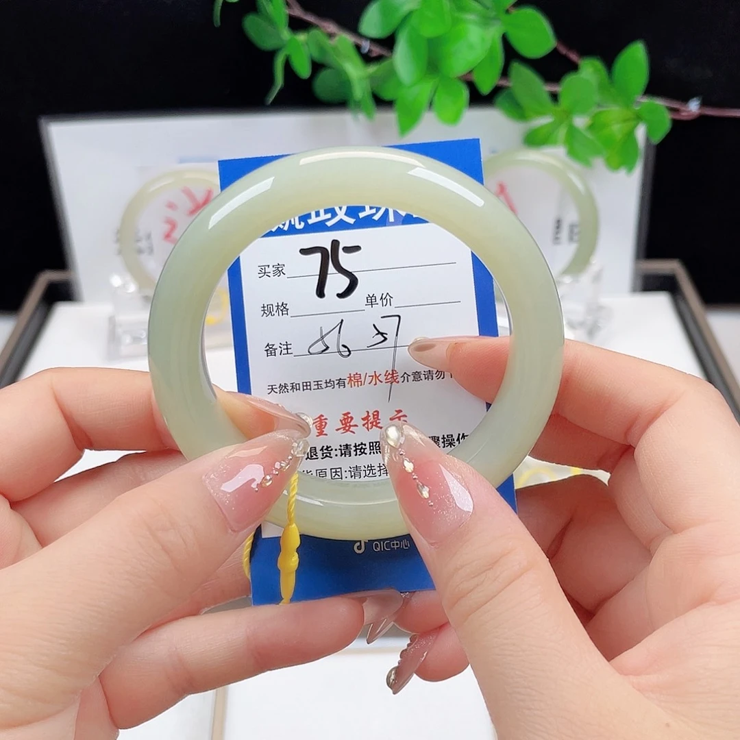 和田玉手镯未镶嵌