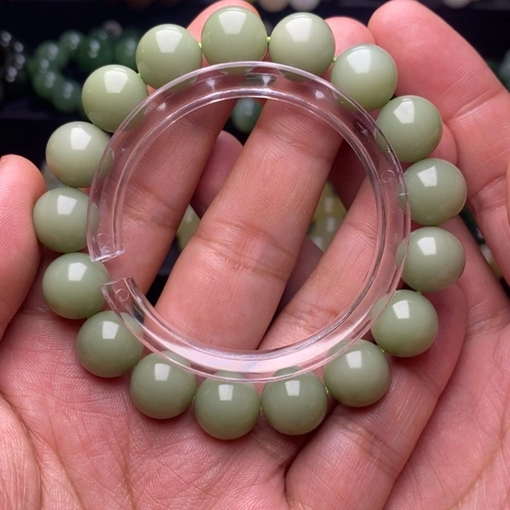 等***来和田玉未镶嵌手串