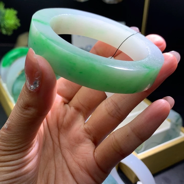 未镶嵌翡翠手镯定制翡翠
