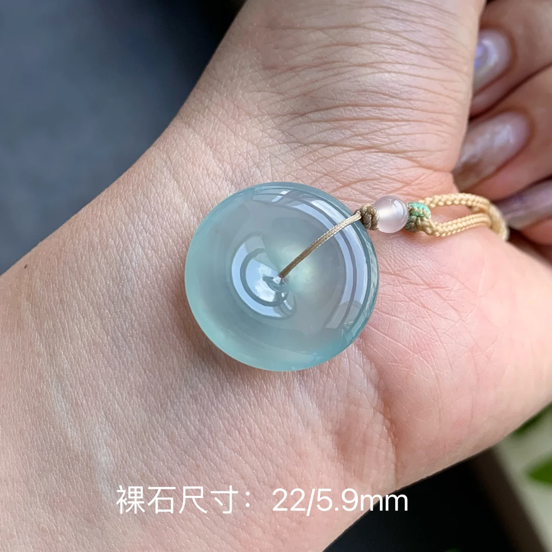 翡翠颈饰近高冰种水底子干净清爽形体厚实饱满翡翠蓝底精致平安扣