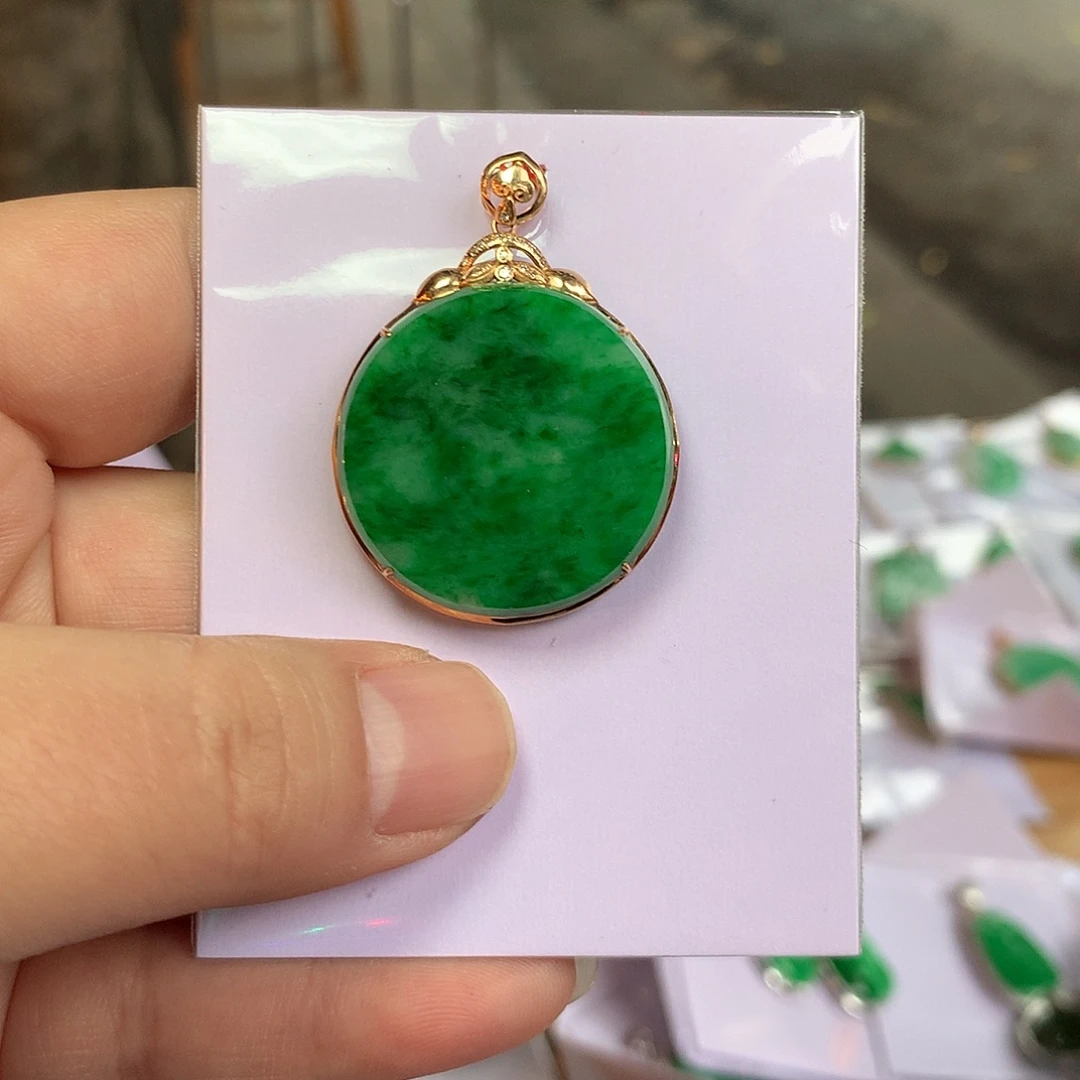 翡翠18K金镶嵌颈饰圆牌