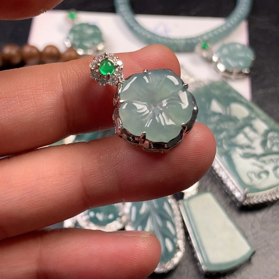 翡翠未镶嵌颈饰有钱花