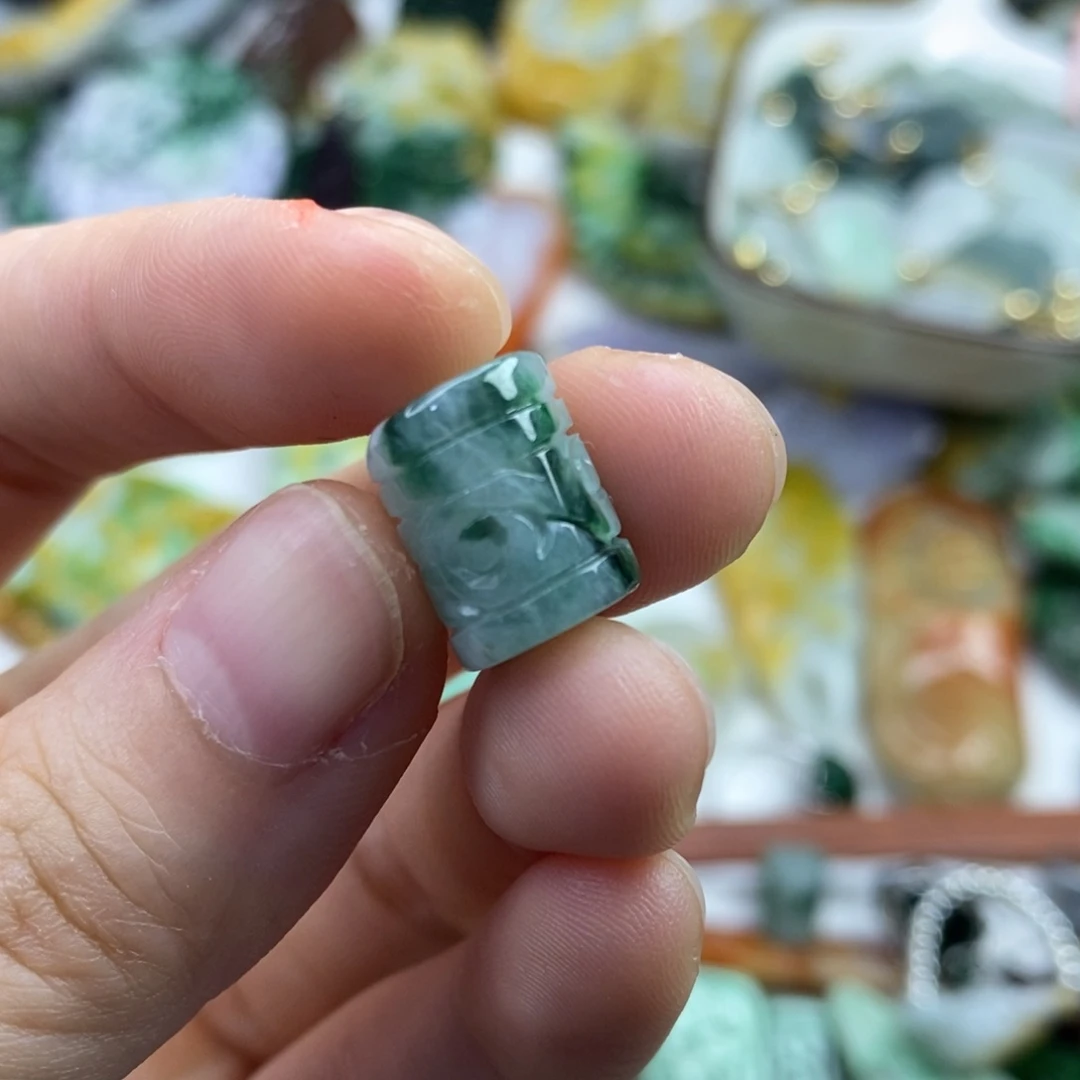 翡翠未镶嵌颈饰晨*